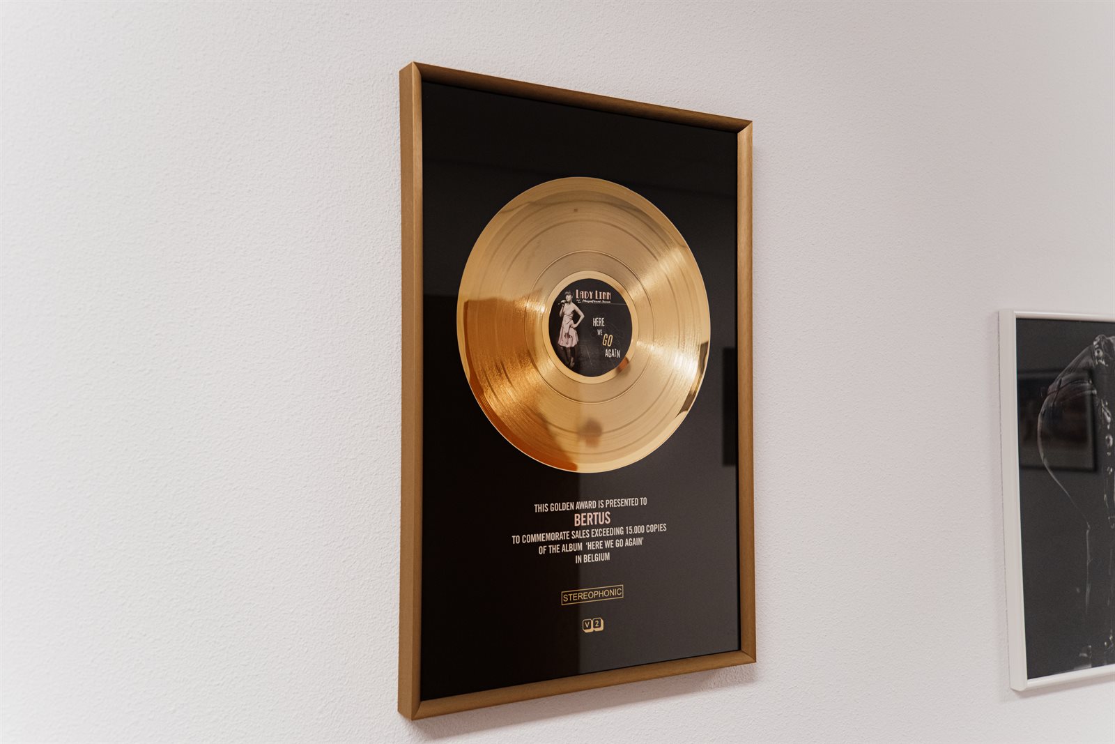 Gouden plaat voor Bertus: Lady Linn &ndash; Here We Go Again, in lijst aan de muur